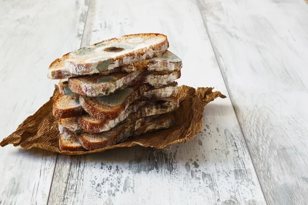 Verdorbenes schimmeliges Brot — Stockfoto