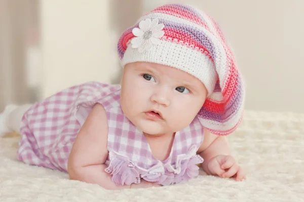 Porträtt av en liten flicka i en stickad basker — Stockfoto