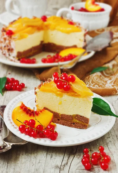 クリームと桃のケーキ — ストック写真