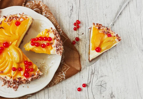 Cortar el pastel con fruta —  Fotos de Stock