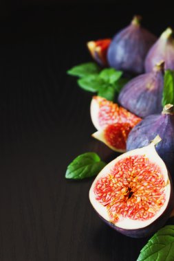 taze incir ve nane yaprakları