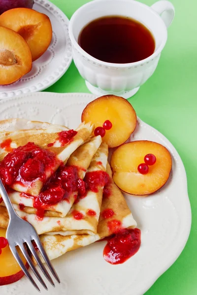 Smakelijk pannenkoeken met jam — Stockfoto