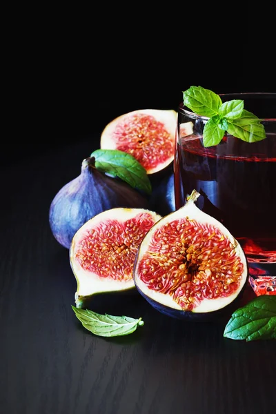 Ripe figs and  beverage — Stock Photo, Image