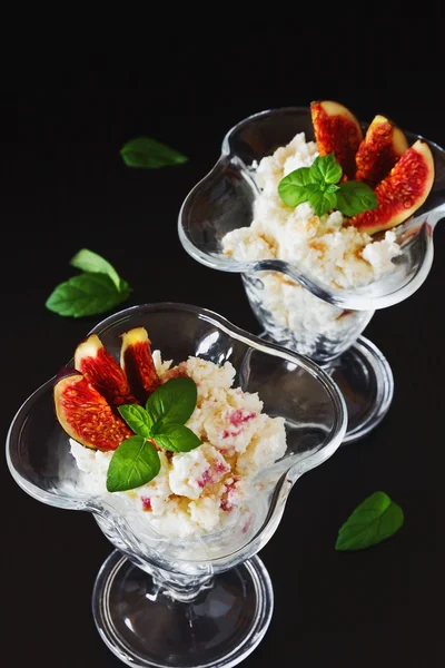 Postre de cuajada con fruta en rodajas — Foto de Stock