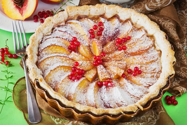 De cake van het fruit met perziken — Stockfoto