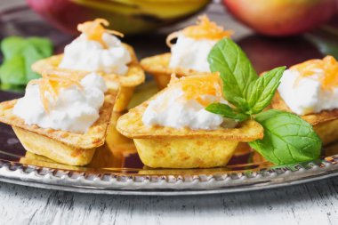 süzme peynir ile kanepe 