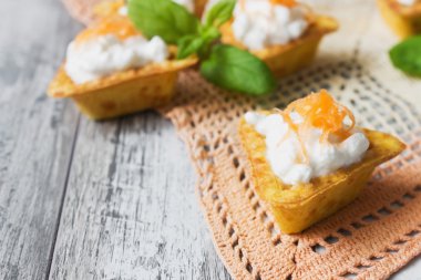 süzme peynir ile kanepe