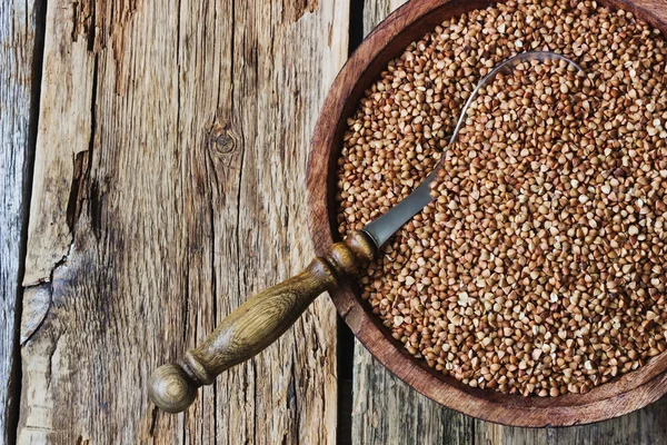 Boekweit in een houten kom — Stockfoto