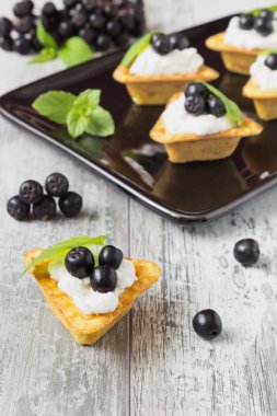 süzme peynir ve dağ kül siyah meyveleri ile kanepe 