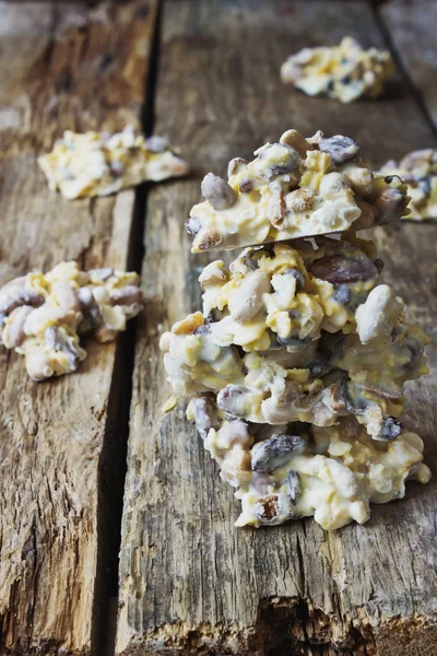 Noten en rozijnen in witte chocolade — Stockfoto