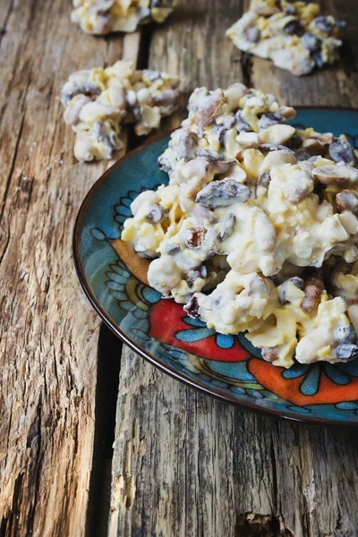 Frutos secos y pasas en chocolate blanco —  Fotos de Stock