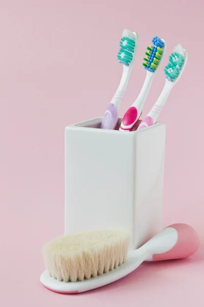 Diferentes escovas de dentes Imagem De Stock