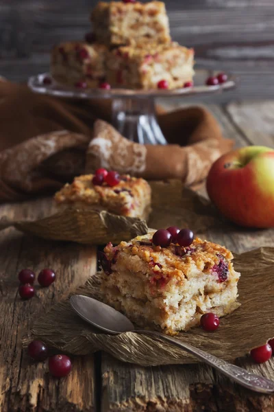 Fette di torta con mirtilli rossi — Foto Stock