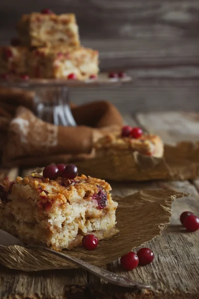 Skivor av tårta med tranbär — Stockfoto