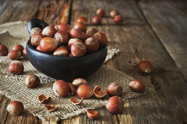 Hazelnut in black  bowl — Stock Photo, Image