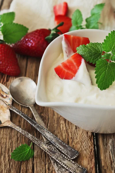 Yoghurt en rijpe aardbeien — Stockfoto