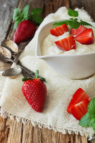 Yoghurt en rijpe aardbeien — Stockfoto