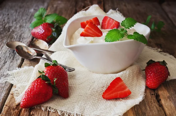 Yoghurt och mogna jordgubbar — Stockfoto