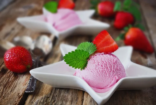 Strawberry ice cream — Stock Photo, Image