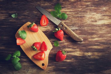 Taze olgun çilekler.