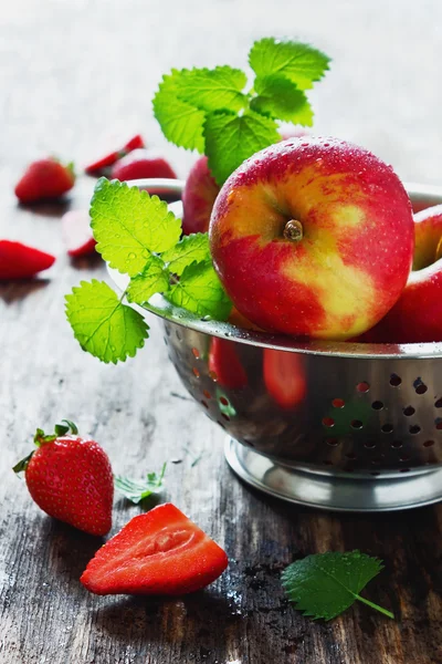 Mogna äpplen och jordgubbar — Stockfoto