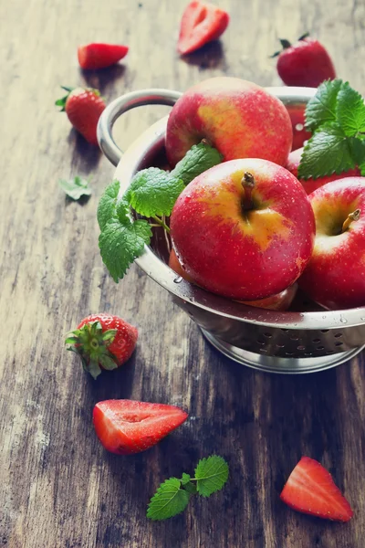 Ripe apples and strawberries — Stock Photo, Image