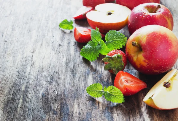 Ripe apples and strawberries — Stock Photo, Image