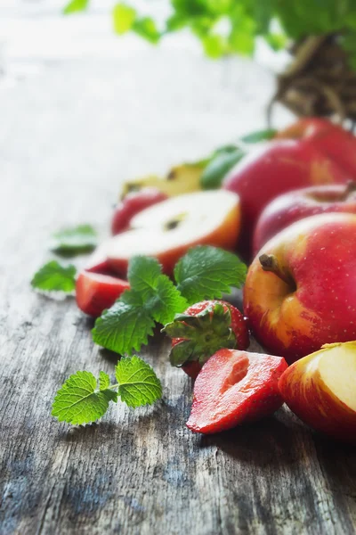 Ripe apples and strawberries — Stock Photo, Image