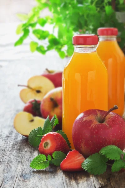 Zumo de frutas, manzanas maduras y fresas —  Fotos de Stock