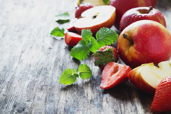 Manzanas maduras y fresas —  Fotos de Stock