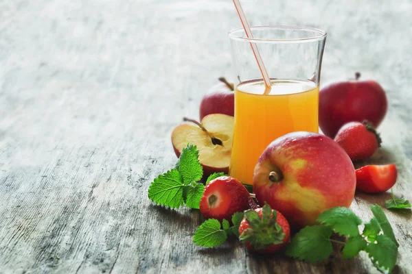 Zumo de frutas, manzanas maduras y fresas —  Fotos de Stock