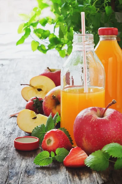 Zumo de frutas, manzanas maduras y fresas —  Fotos de Stock
