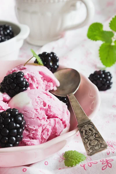 Helado y moras —  Fotos de Stock