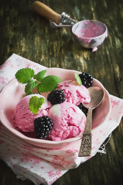 Ice cream and blackberries — Stock Photo, Image