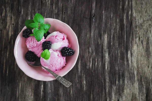 Ice cream and blackberries — Stock Photo, Image