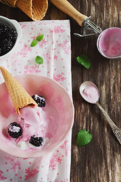 Ice cream and blackberries — Stock Photo, Image