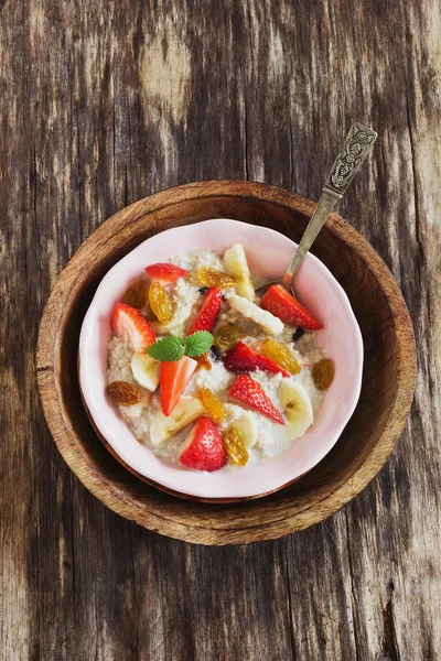 Farinha de aveia e fruta fresca — Fotografia de Stock