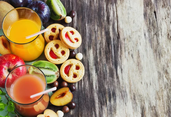 Juice, kakor och frukt — Stockfoto