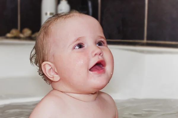 Kleine baby in de badkamer — Stockfoto