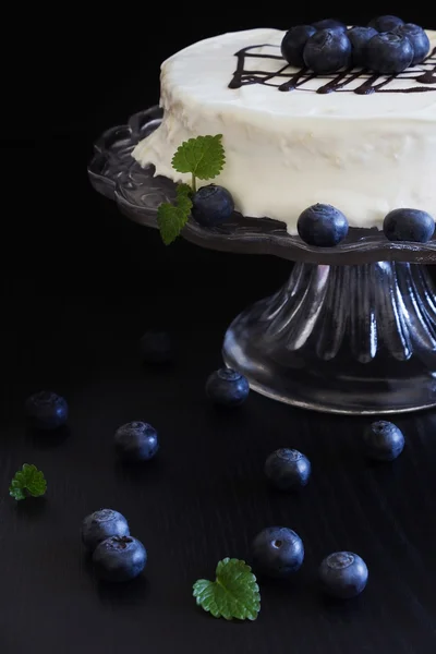 Pastel de celebración con glaseado blanco — Foto de Stock