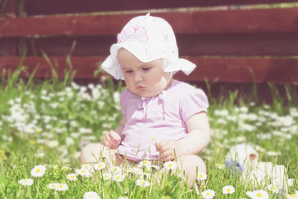 小さな女の子は庭で遊んで — ストック写真