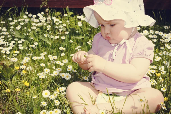 Menina brincando no jardim — Fotografia de Stock