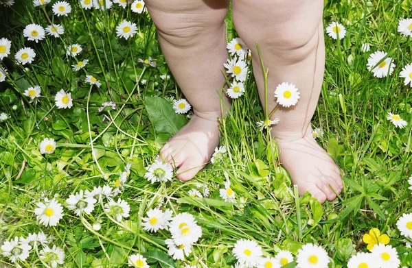 Menina brincando no jardim — Fotografia de Stock