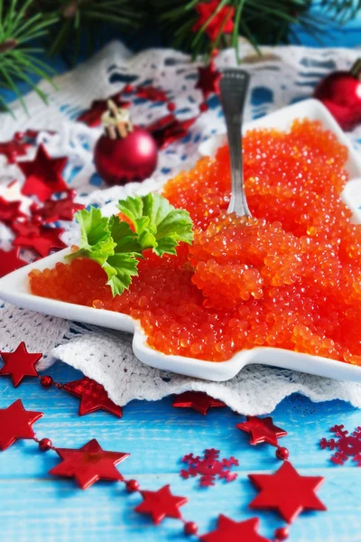 Roter Kaviar auf dem Weihnachtstisch — Stockfoto