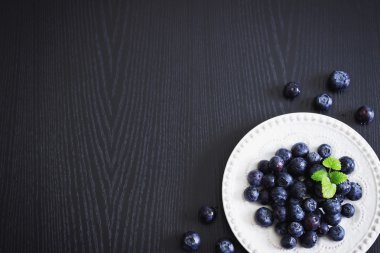 bir tabak içinde olgunlaşmış yaban mersini