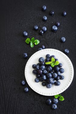 Beyaz bir tabak içinde yaban mersini