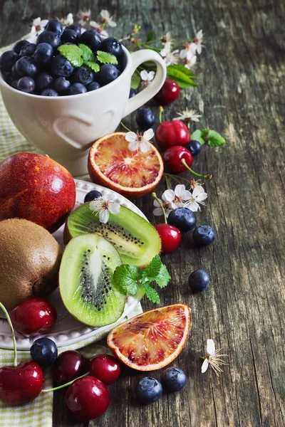 Verschiedene Früchte und Beeren — Stockfoto