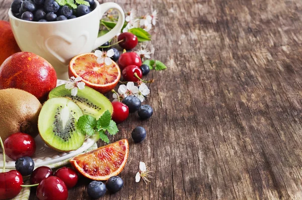 Frutas e bagas diferentes — Fotografia de Stock