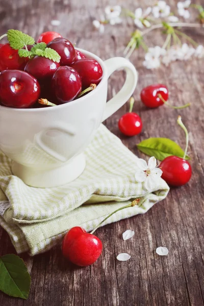 Cereza dulce en una taza —  Fotos de Stock