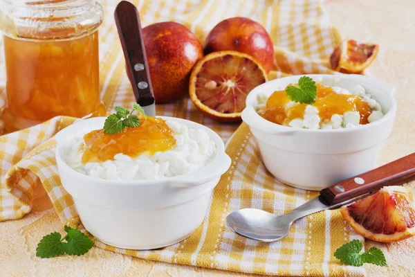 Requesón con mermelada de naranja — Foto de Stock